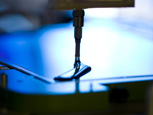 Sistema di dosaggio per l'impostazione in vaso di PCB elettronici su pannelli a nido di miele per epossidi e silici
