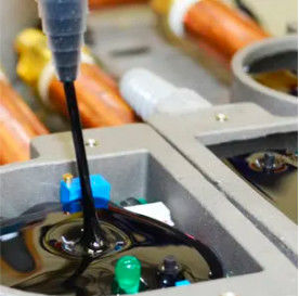 Macchine professionali per il rivestimento in resina epossidica per sigillare e legare componenti elettronici
