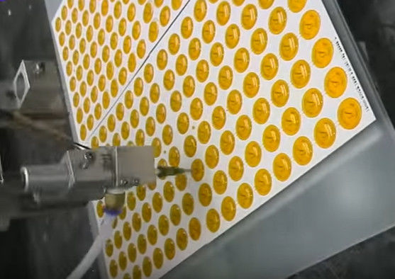 Lumi LED avanzate AB Macchina di imballaggio della colla per adesivi di etichette e magnetici per portachiavi