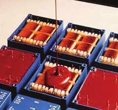 Macchina di confezionamento a condensatore con distributore di epossidi in resina PU a 2 componenti