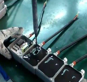 Macchina per la preparazione di piatti a resina liquida Attrezzatura di distribuzione a due componenti per pannelli a nido di miele