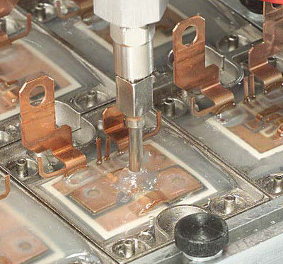 Pottatura di parti elettroniche con macchina di distribuzione CNC e LED 2K Pottatura di resina 260KG