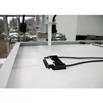 Pottatura di parti elettroniche con macchina di distribuzione CNC e LED 2K Pottatura di resina 260KG